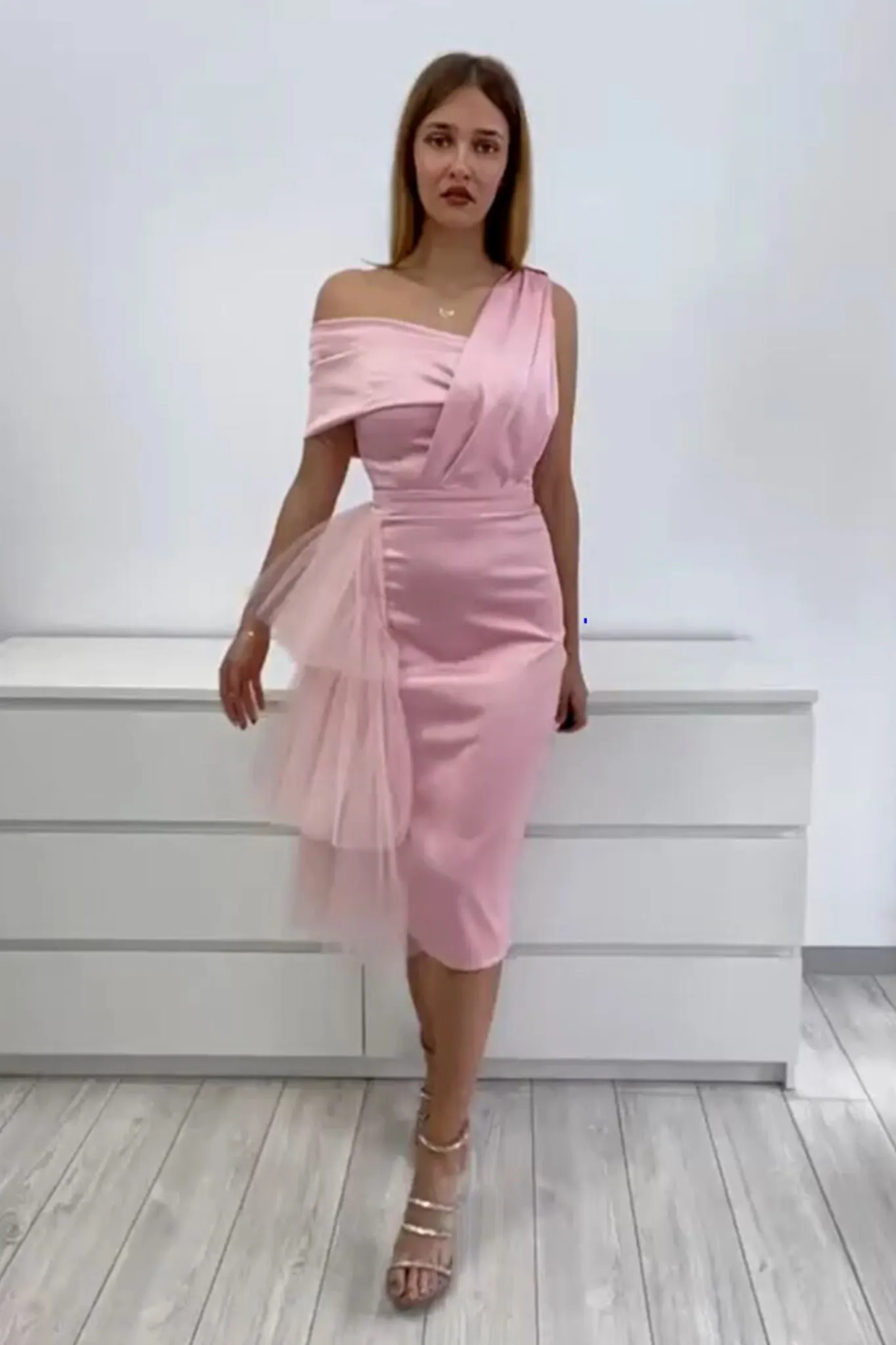 Abito aderente midi rosa in taffetà con scollo asimmetrico e volants laterale in tulle