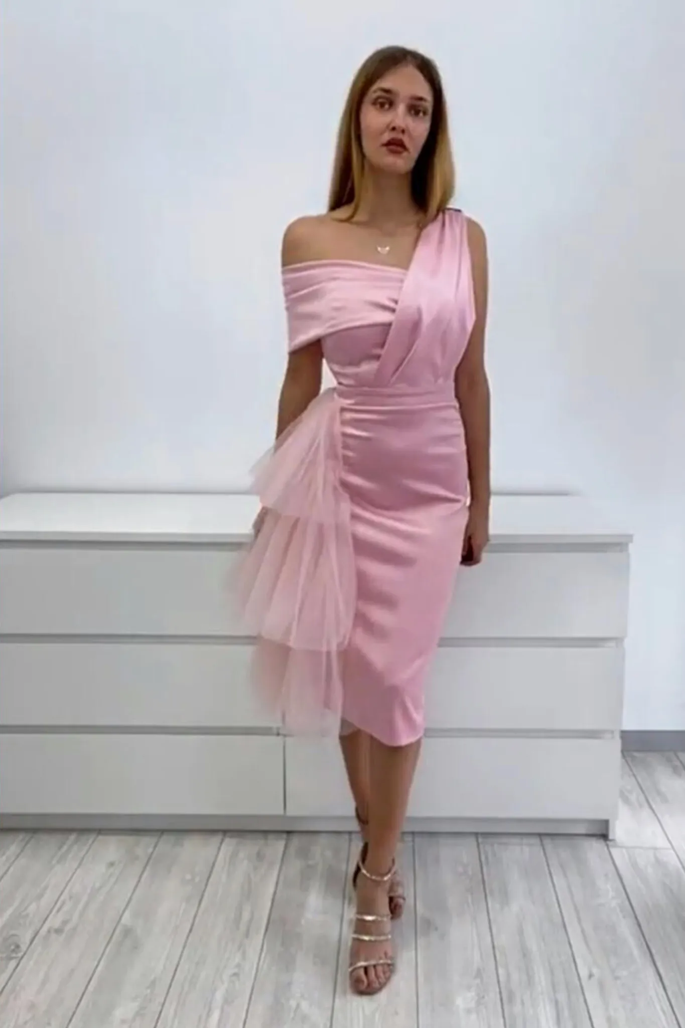 Abito aderente midi rosa in taffetà con scollo asimmetrico e volants laterale in tulle