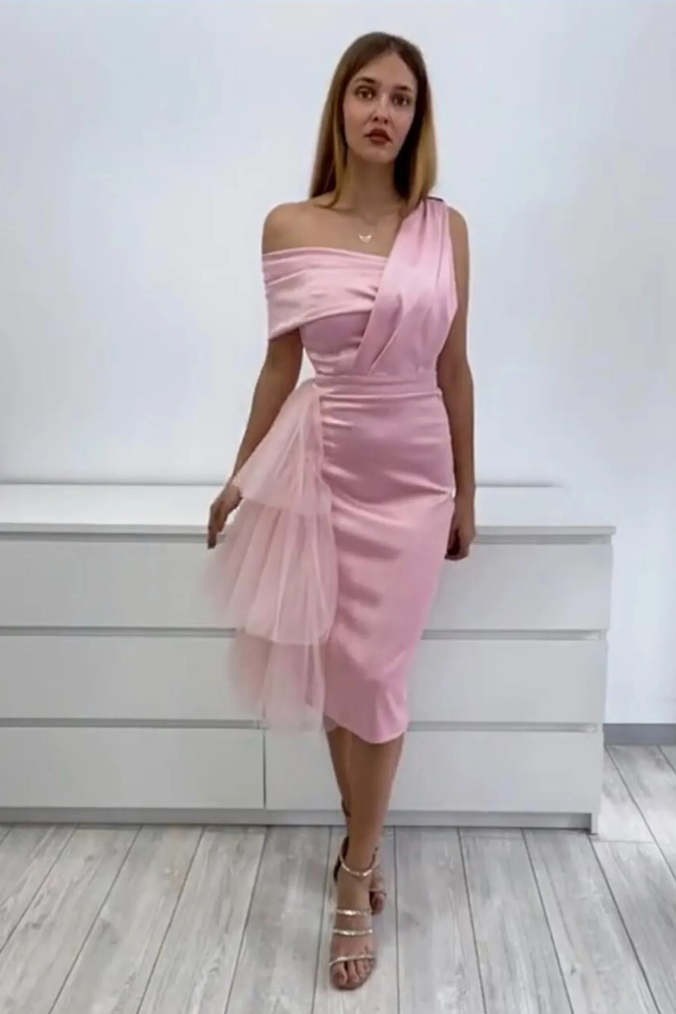 Abito aderente midi rosa in taffetà con scollo asimmetrico e volants laterale in tulle