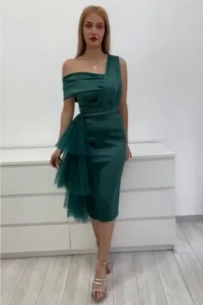 Abito aderente midi verde smeraldo in taffetà con scollo asimmetrico e volants latrale in tulle