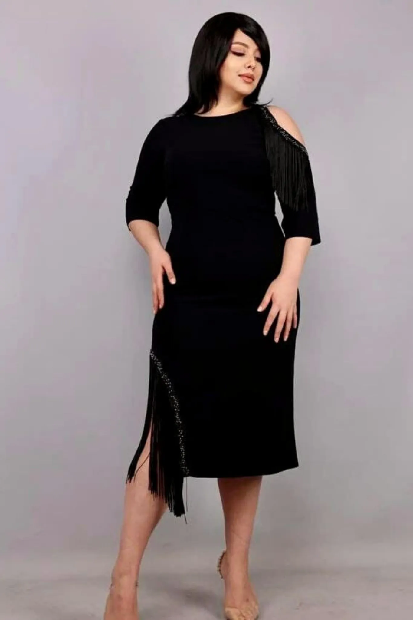 Abito curvy midi nero linea dritta accessoriato con frange e perline