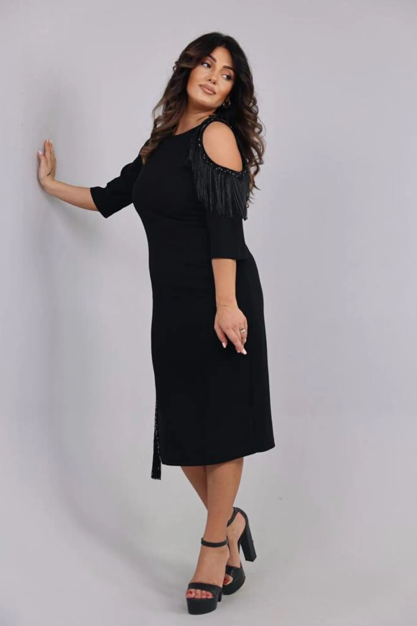 Abito curvy midi nero linea dritta accessoriato con frange e perline