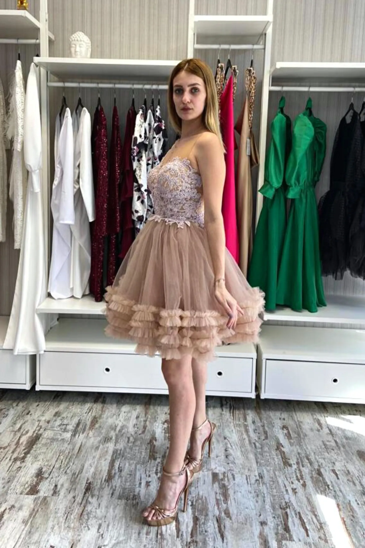 Abito princess beige con corpetto in tulle ricamato e gonna in tulle