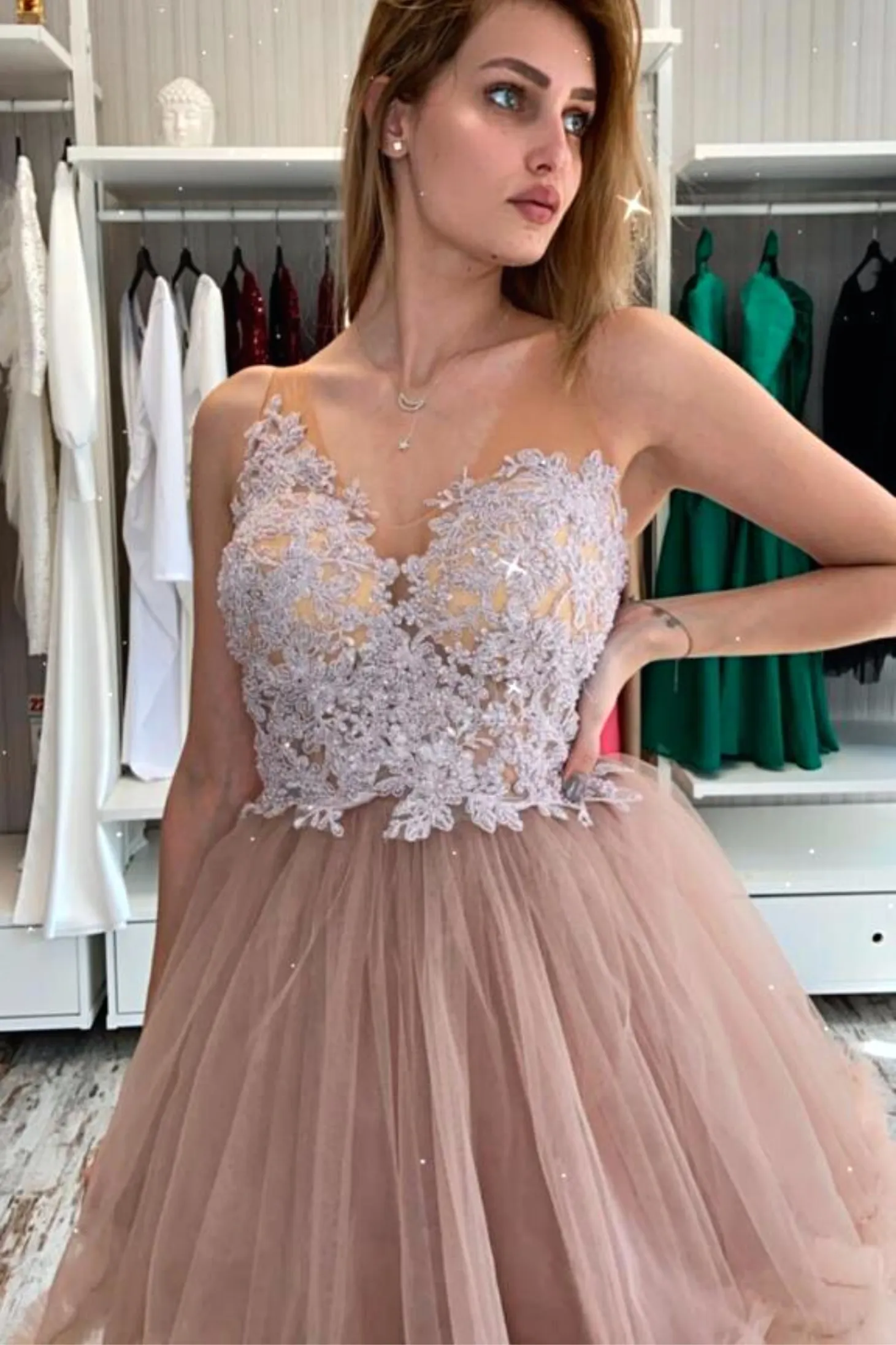 Abito princess beige con corpetto in tulle ricamato e gonna in tulle