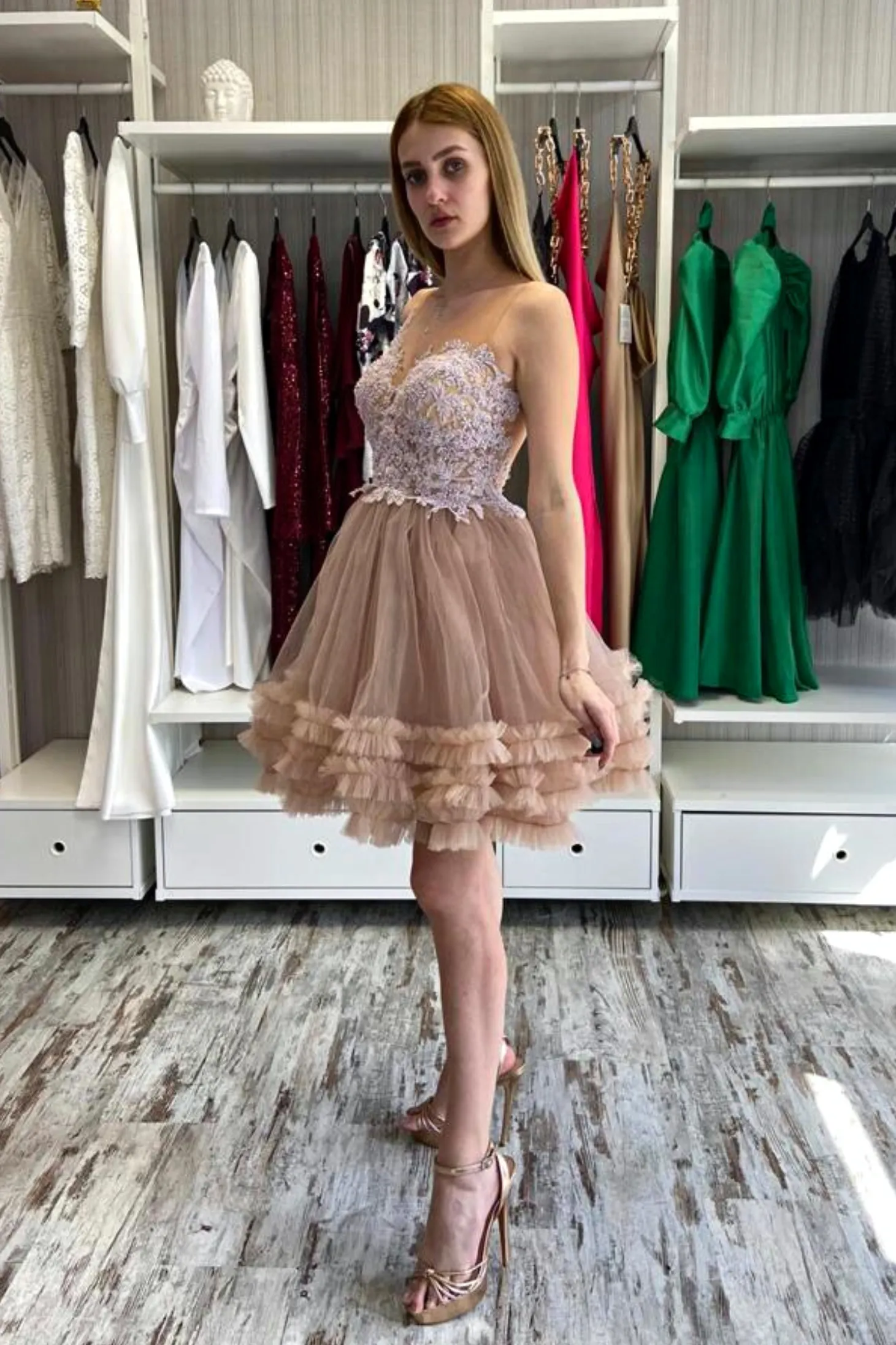 Abito princess beige con corpetto in tulle ricamato e gonna in tulle