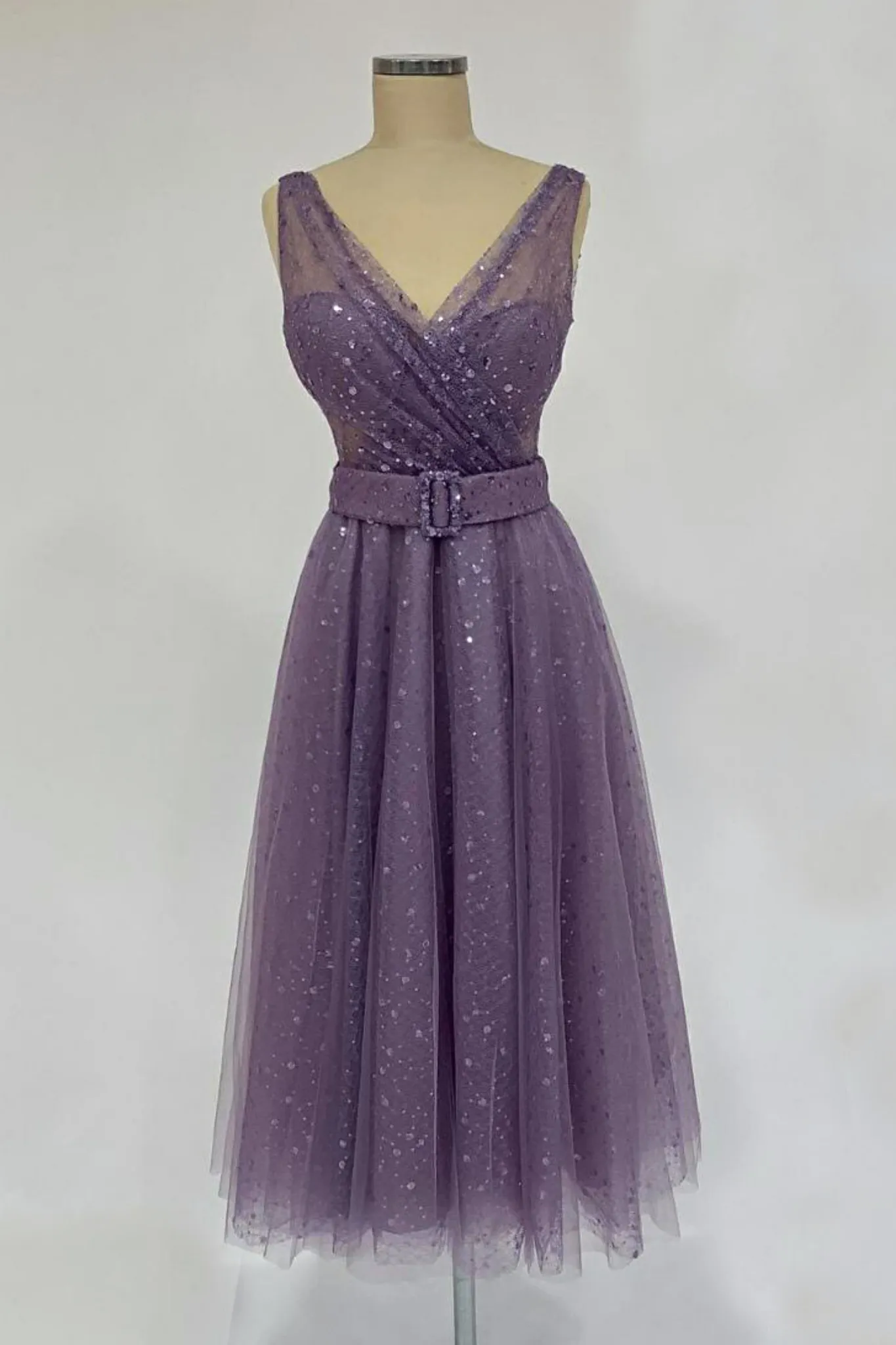 Abito svasato midi in tulle viola con paillettes simile pois e cinturino