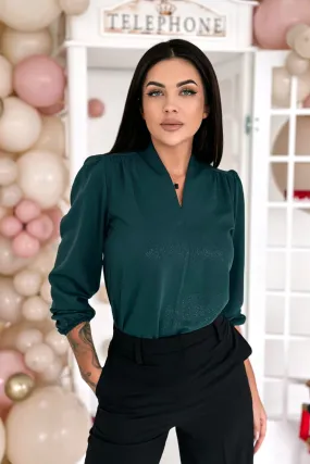 Blusa elegante verde in tessuto lucido con polsini elasticizzati e scollo V