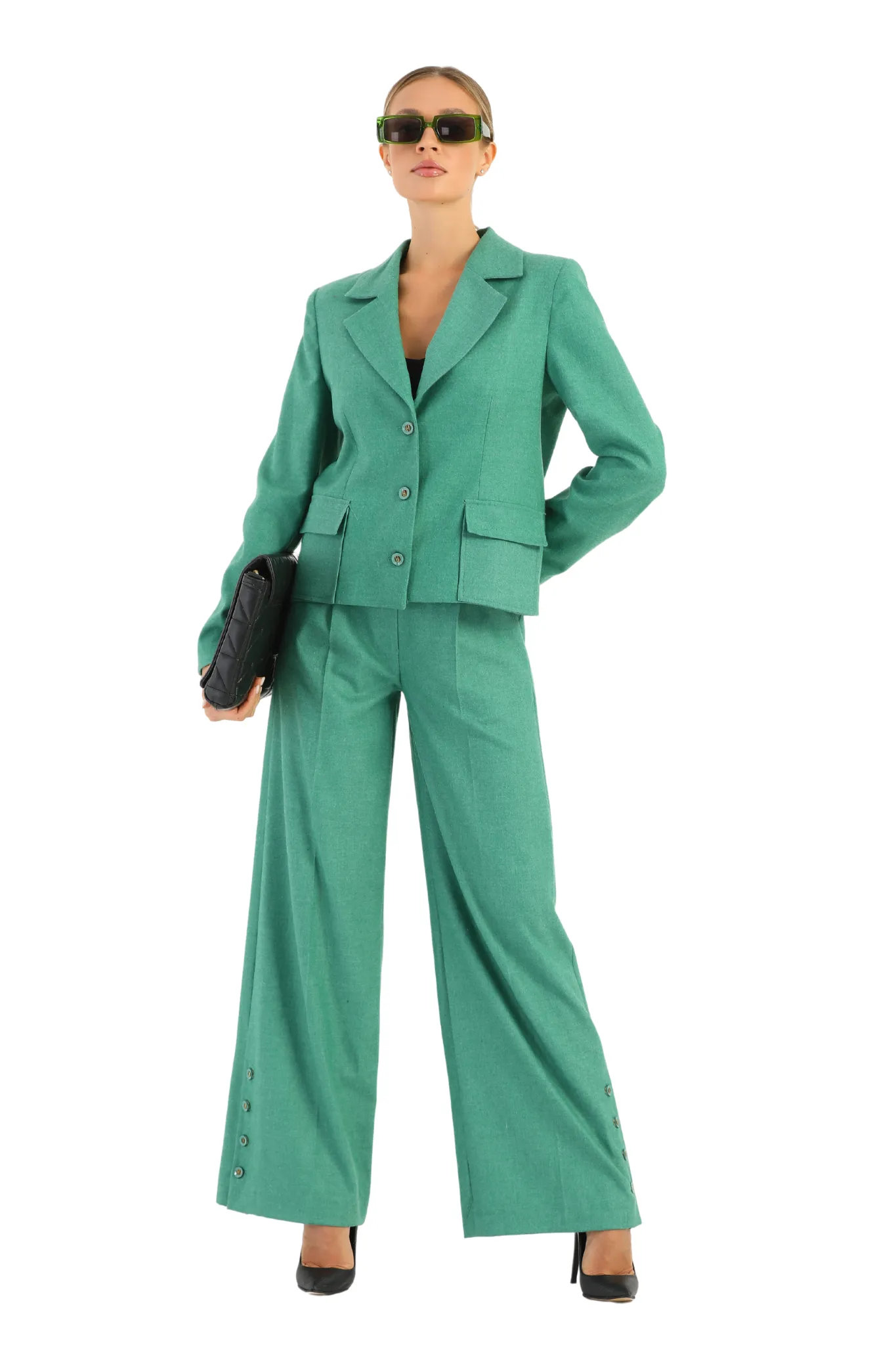 Completo tailleur verde chiaro giacca corta con tasche e pantaloni larghi