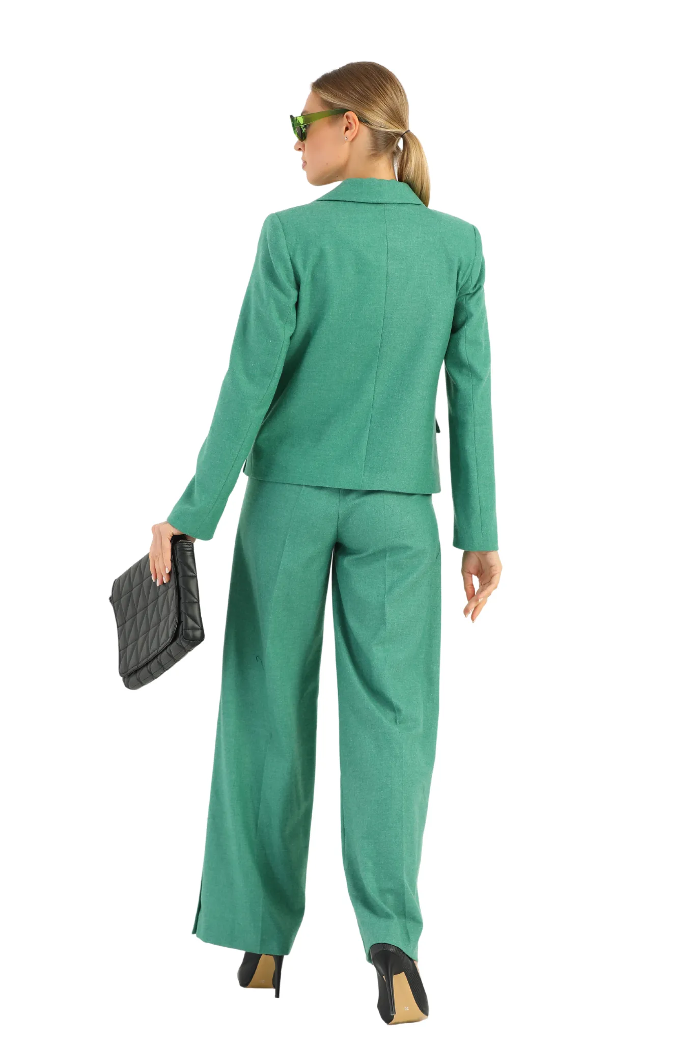 Completo tailleur verde chiaro giacca corta con tasche e pantaloni larghi